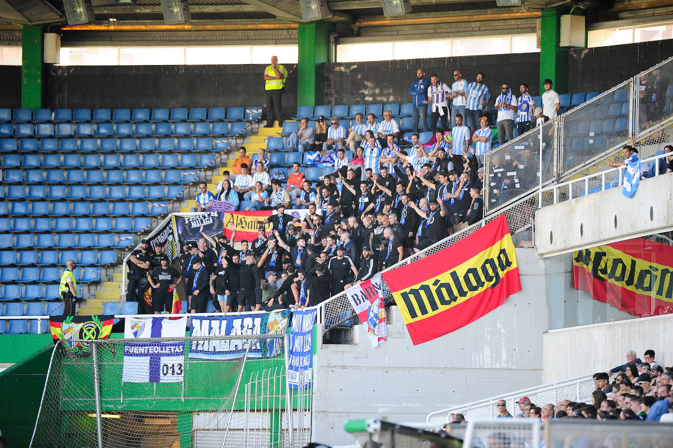 El Málaga empata en su visita al Racing (0-0). 
