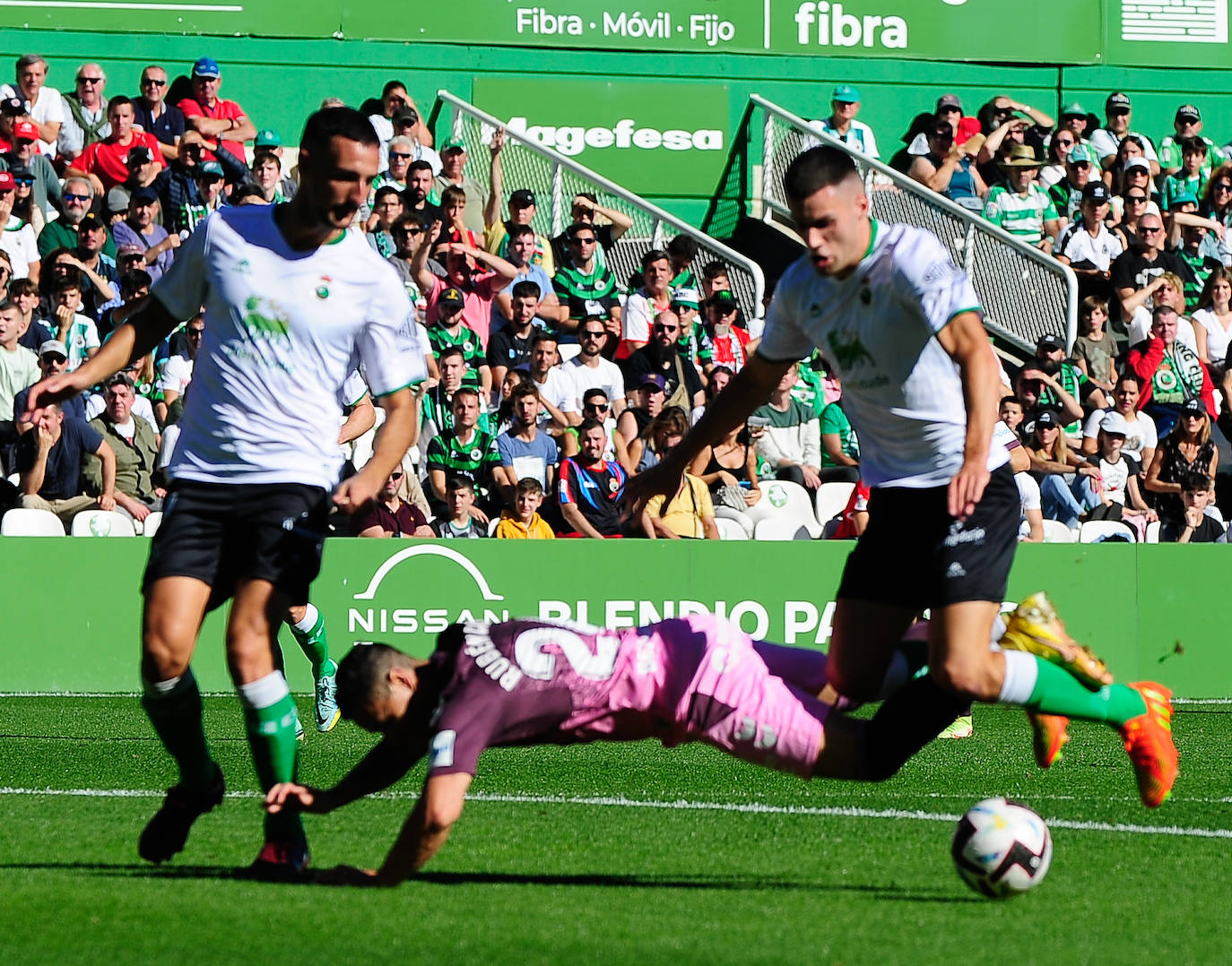 El Málaga empata en su visita al Racing (0-0). 