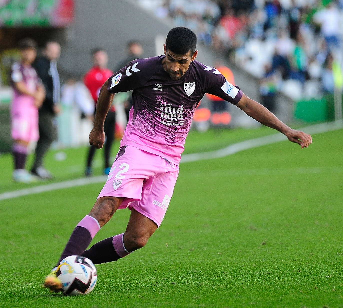 El Málaga empata en su visita al Racing (0-0). 