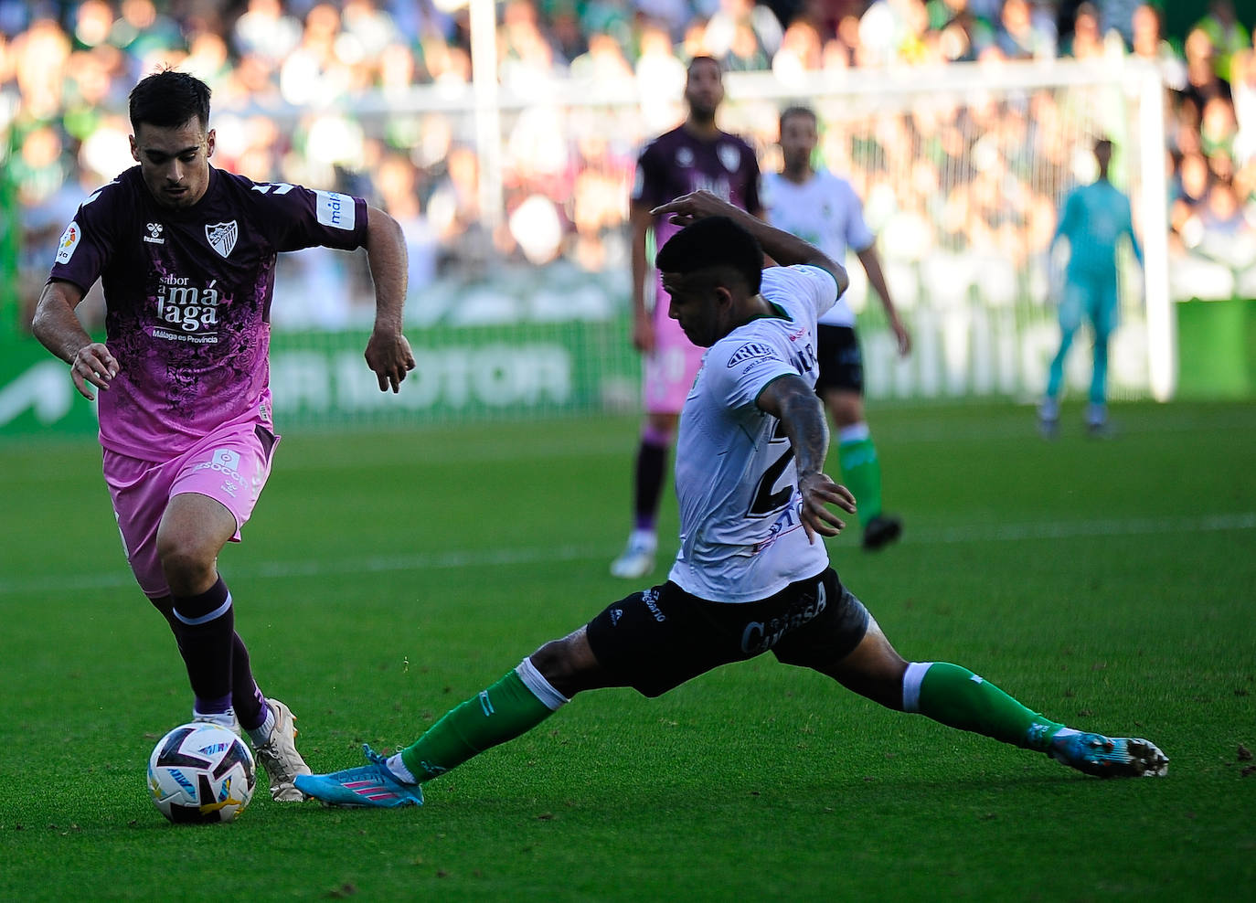 El Málaga empata en su visita al Racing (0-0). 