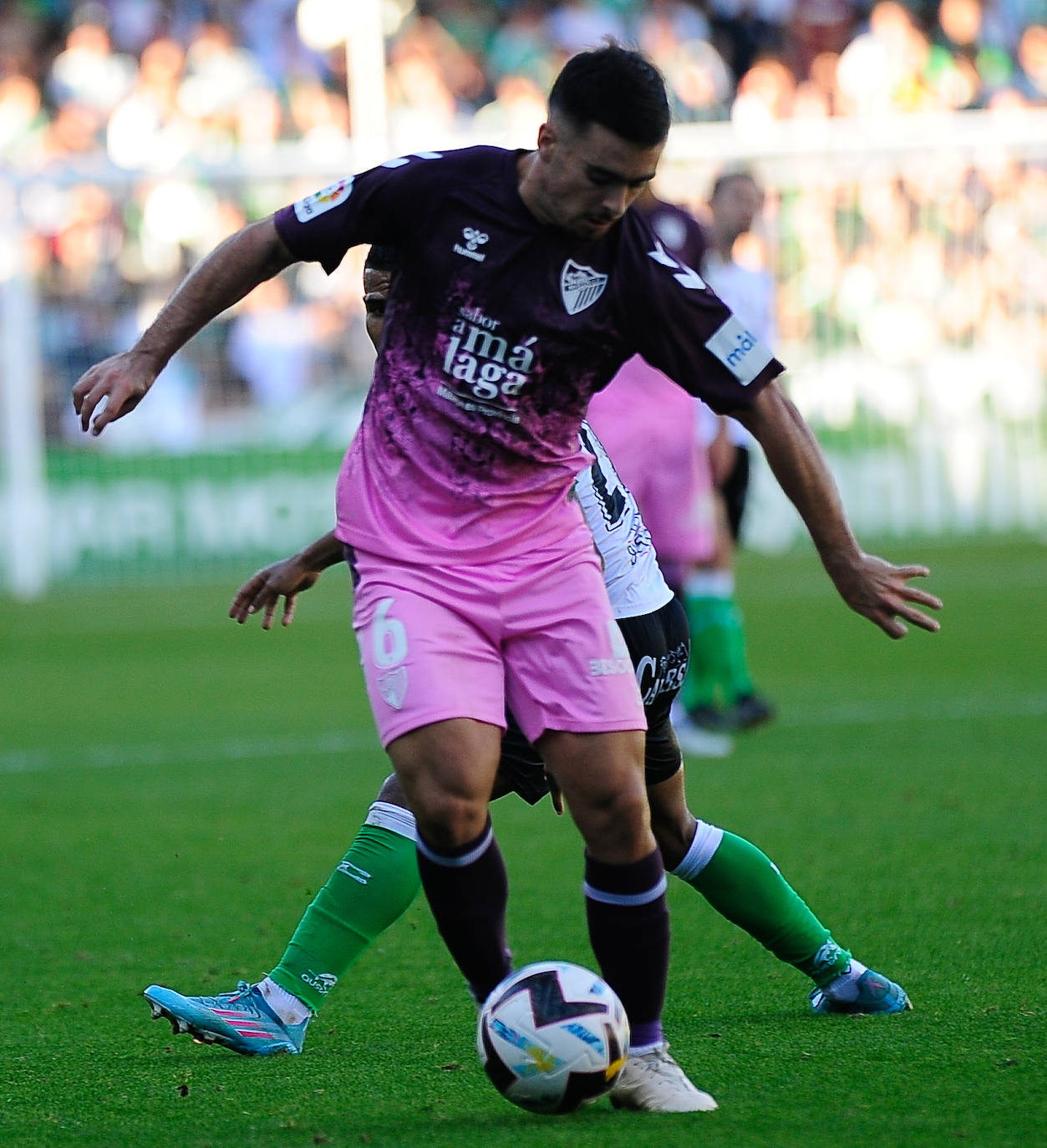 El Málaga empata en su visita al Racing (0-0). 