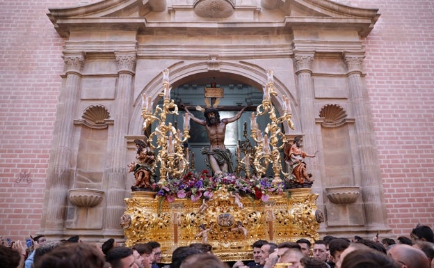 Momento de la salida del Crucificado de la Agonía desde San Julián. 