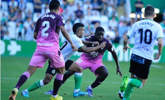 N'Diaye, en acción en el duelo en Santander. 