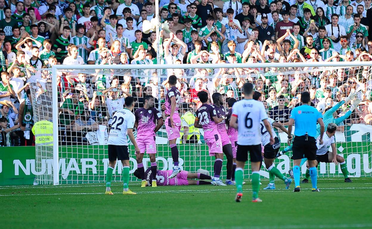 Un lanzamiento de falta del colombiano del Racing Juergen Elitim, que se fue ligeramente desviado, en el duelo del sábado en El Sardinero. 