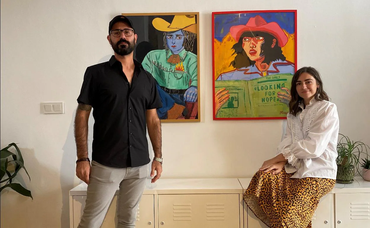 Viola y Patricia Paz, junto a varias de las obras de la artista en Rara.