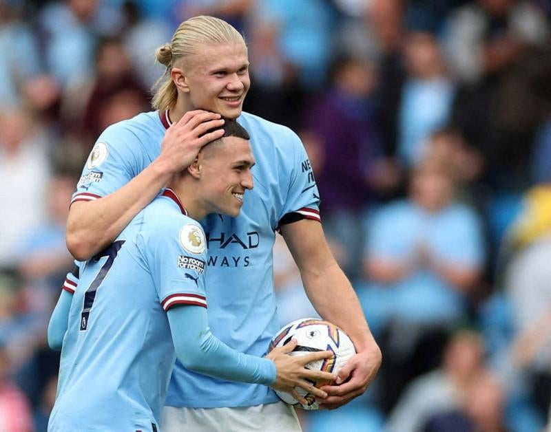 Haaland y Phil Foden celebran la victoria en el derbi de Mánchester.