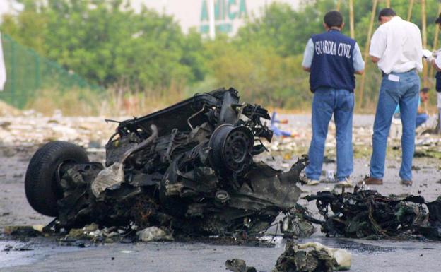 Imagen principal - Imágenes del atentado con un coche bomba en Santa Pola.