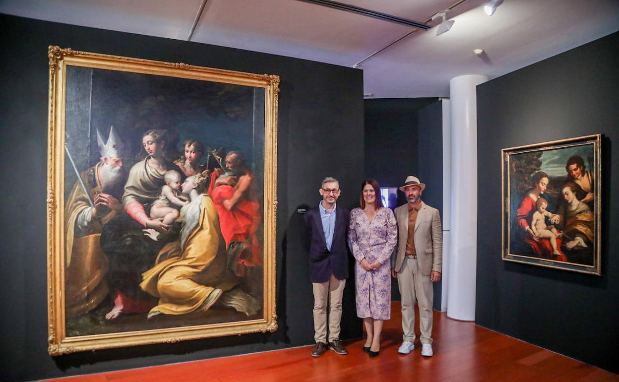 Mario Virgilio Montañez, Noelia Losada y José Luis Puche, a la izquierda del cuadro de Parmigianino. 