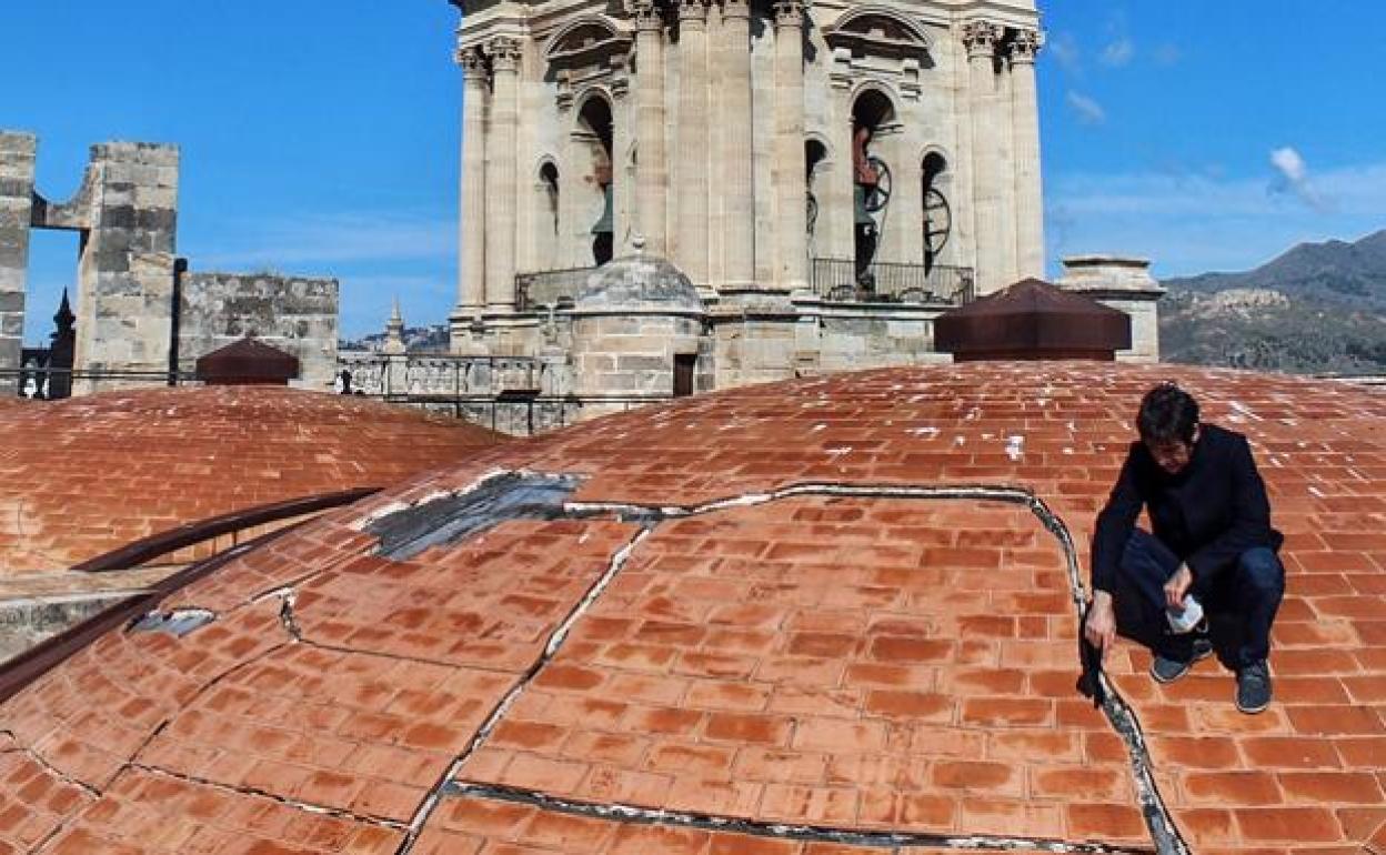 Estado de las grietas del exterior de las bóvedas de la Catedral. 