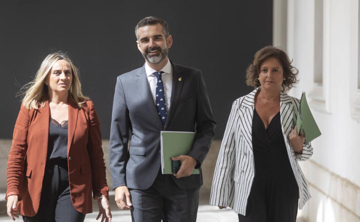 El portavoz del Gobierno andaluz, Ramón Fernández-Pacheco, con las consejeras de Salud y Consumo, Catalina García, y de Fomento, Marifran Carazo. 