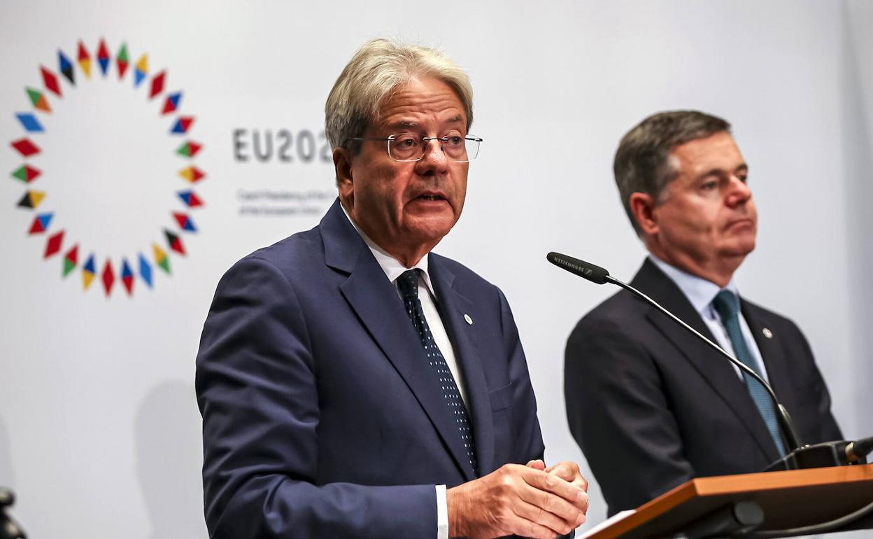 El comisario de Economía, Paolo Gentiloni, junto al presidente del Eurogrupo Pascal Donohoe.