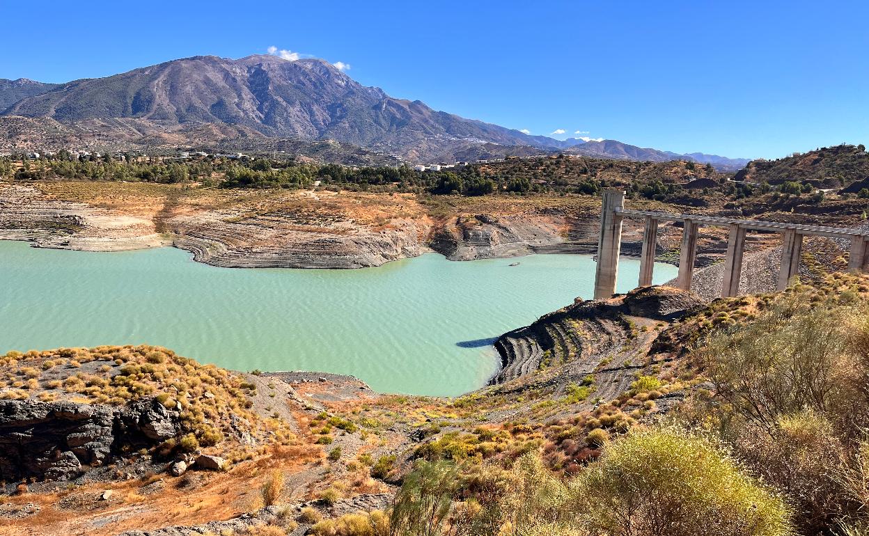 El embalse de La Viñuela apenas almacena ya 16,6 hectómetros cúbicos, el 10,1% de su capacidad. 