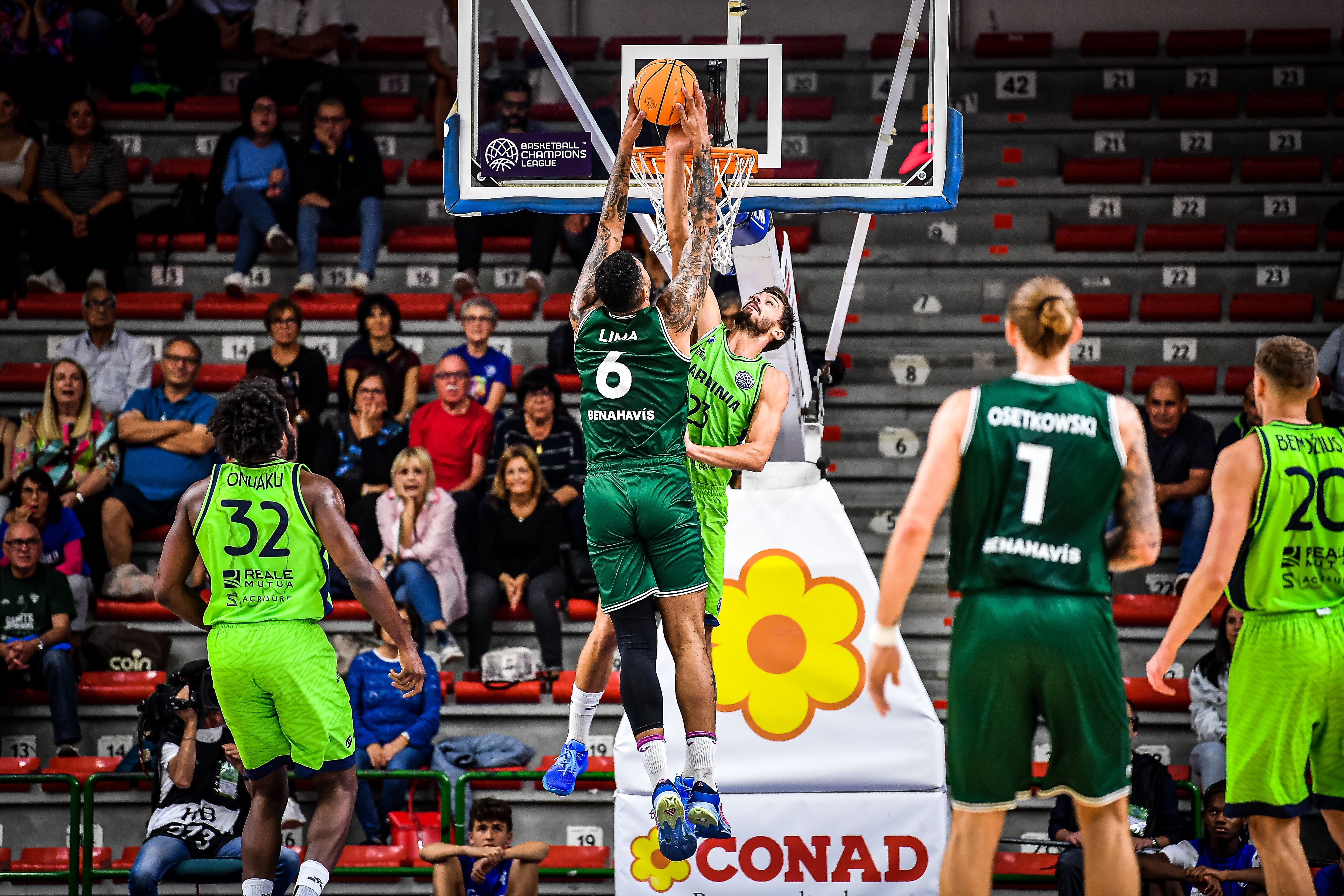 Fotos: Las mejores imágenes del partido entre el Dinamo Sassari y el Unicaja