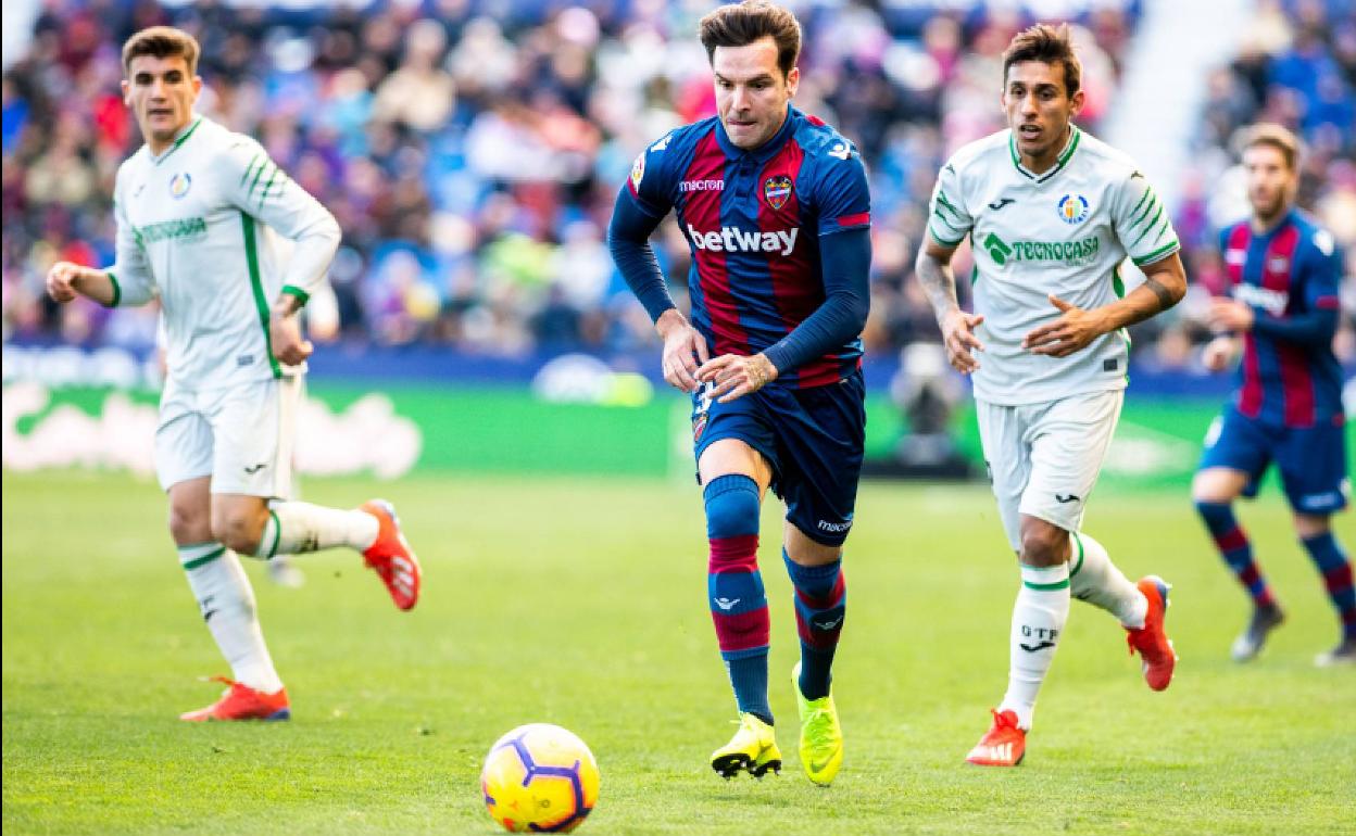 El futbolista Toño García en un partido con su penúltimo equipo, el Levante. 