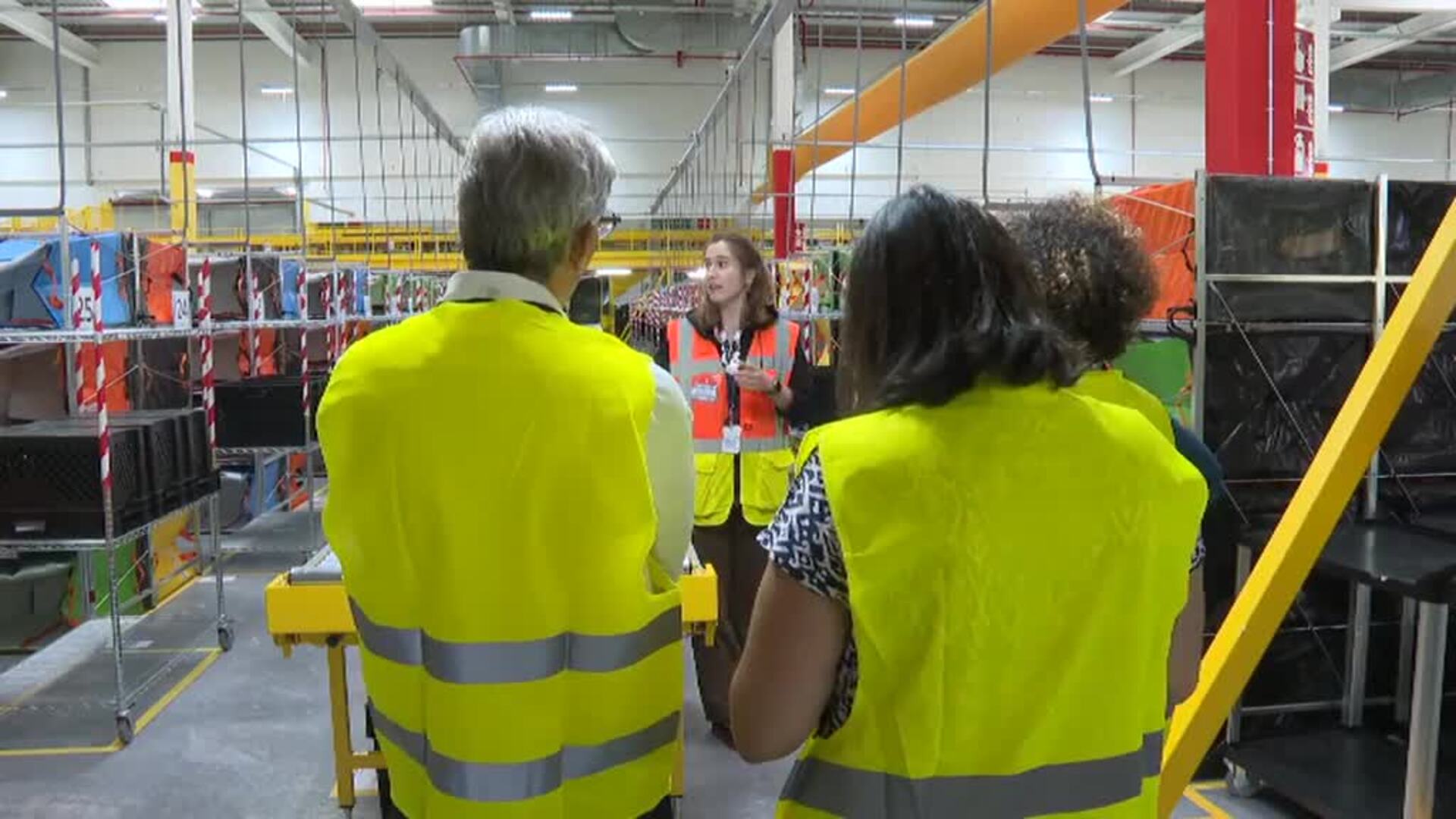 Amazon firma un convenio de colaboración para facilitar la inclusión laboral de las personas gitanas