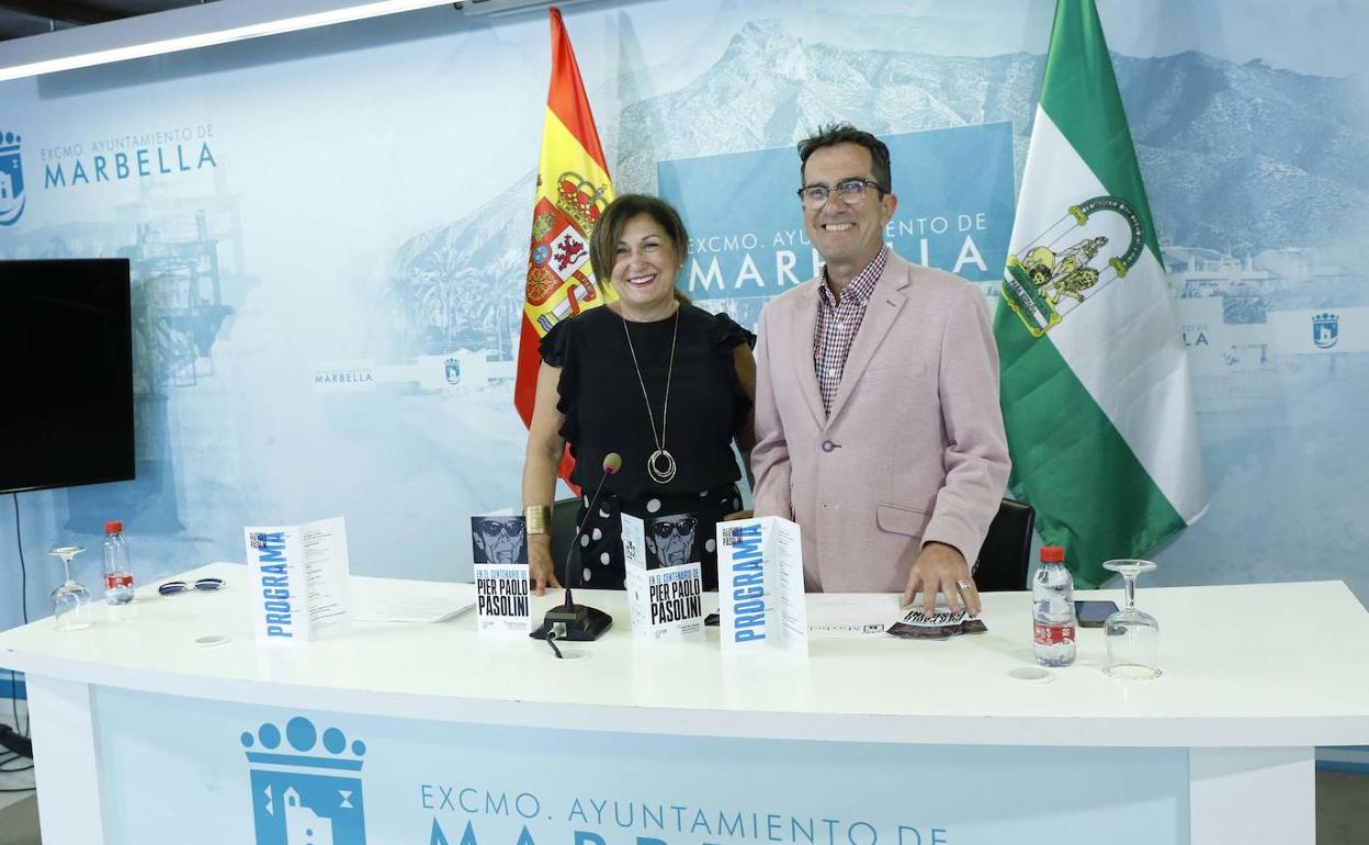 La directora general de Cultura, Carmen Díaz, junto al director del Museo del Grabado, Germán Borrachero. 