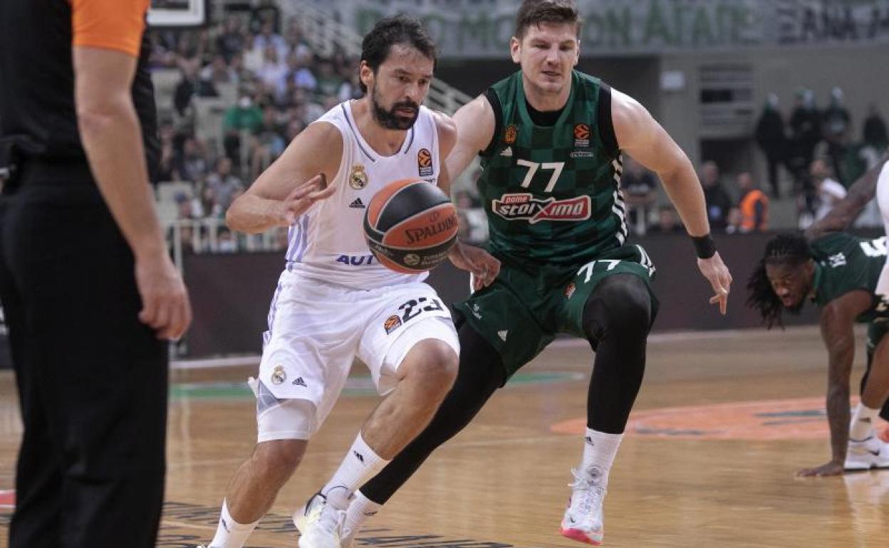 Llull se escapa de la defensa de Gudaitis. 