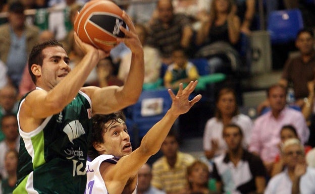 Cabezas lanza defendido por un joven Sergio Llull. 