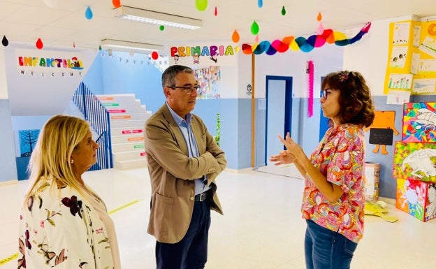 El alcalde y la edil de Educación, en la visita al colegio Carmen Martín Gaite. 