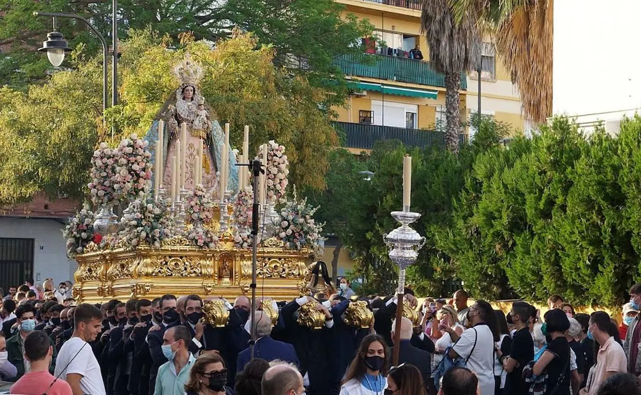 La Virgen del Rosario de El Palo, durante su salida procesional de 2021. 