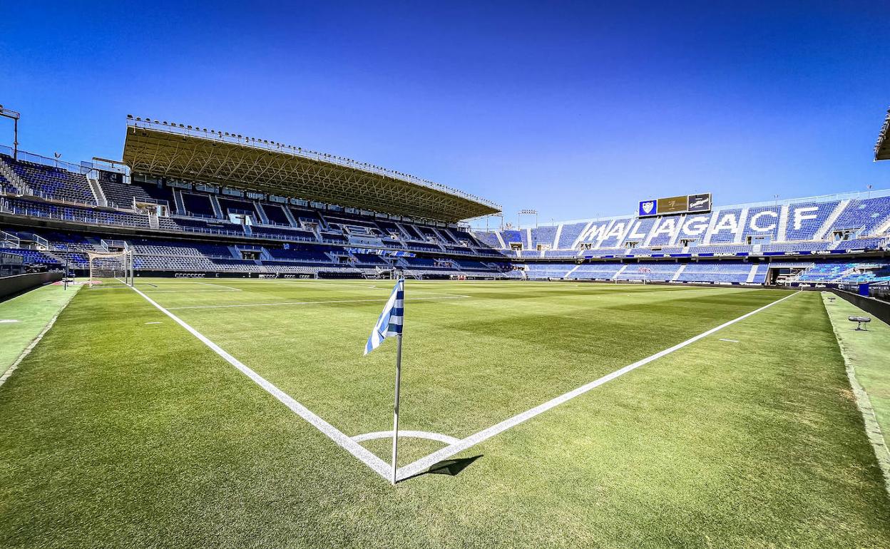 Imagen panorámica del estadio de La Rosaleda desde el césped.