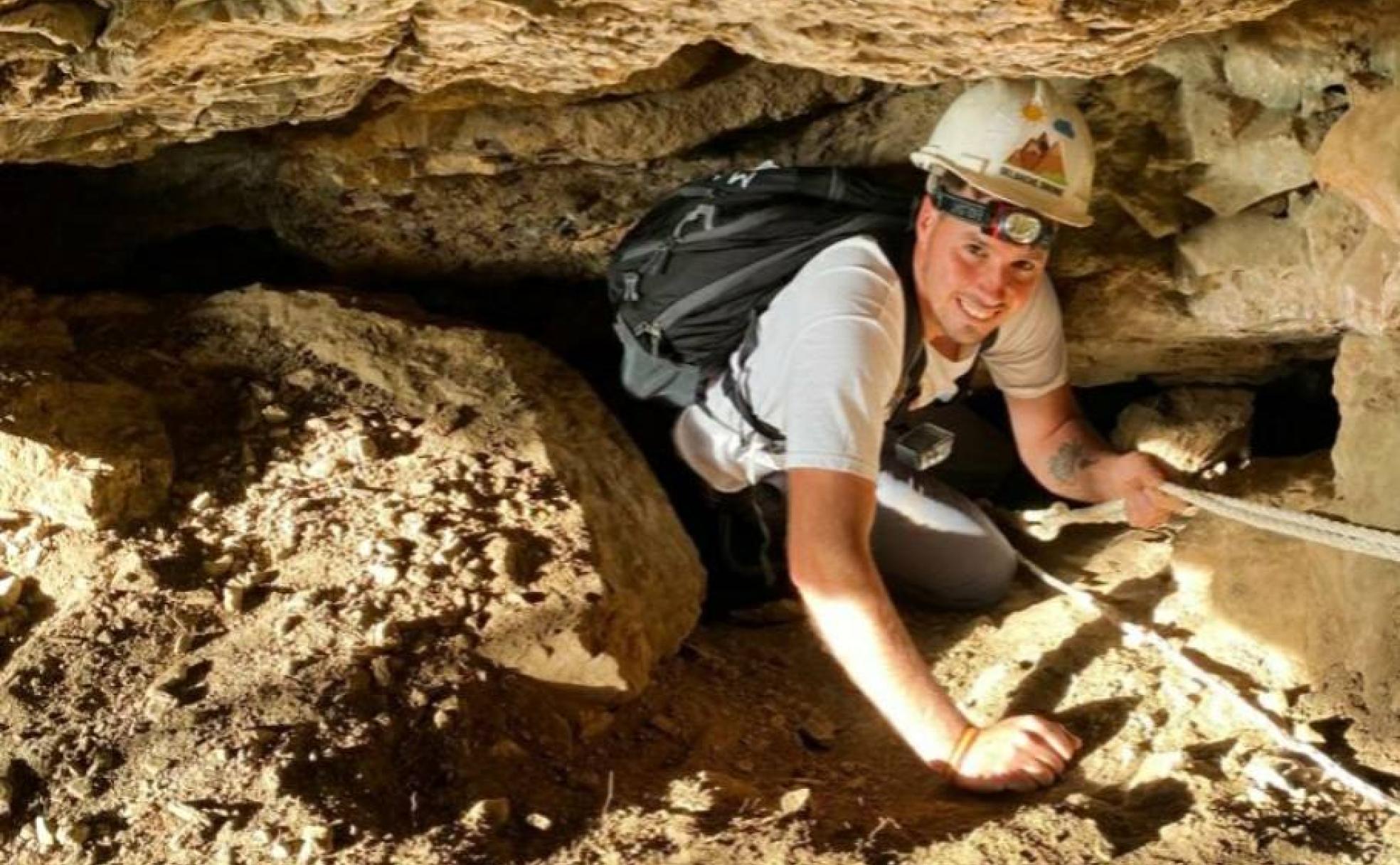 Isaac Díaz entrando en la nueva cueva descubierta en la sierra de Churriana.