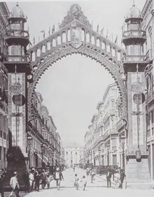 Imagen secundaria 2 - Arriba, monumento a Carlos Larios en el Parque. Abajo, mausoleo de la familia Larios, en el Cementerio de San Miguel. Al lado, detalle del arco de entrada a calle Larios el día de su inauguración, en la que sí estuvo el marqués de Guadiario. 