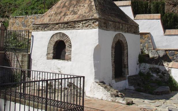 Esta fuente, situada en la entrada del pueblo, es el vestigio árabe más antiguo de Cútar. 