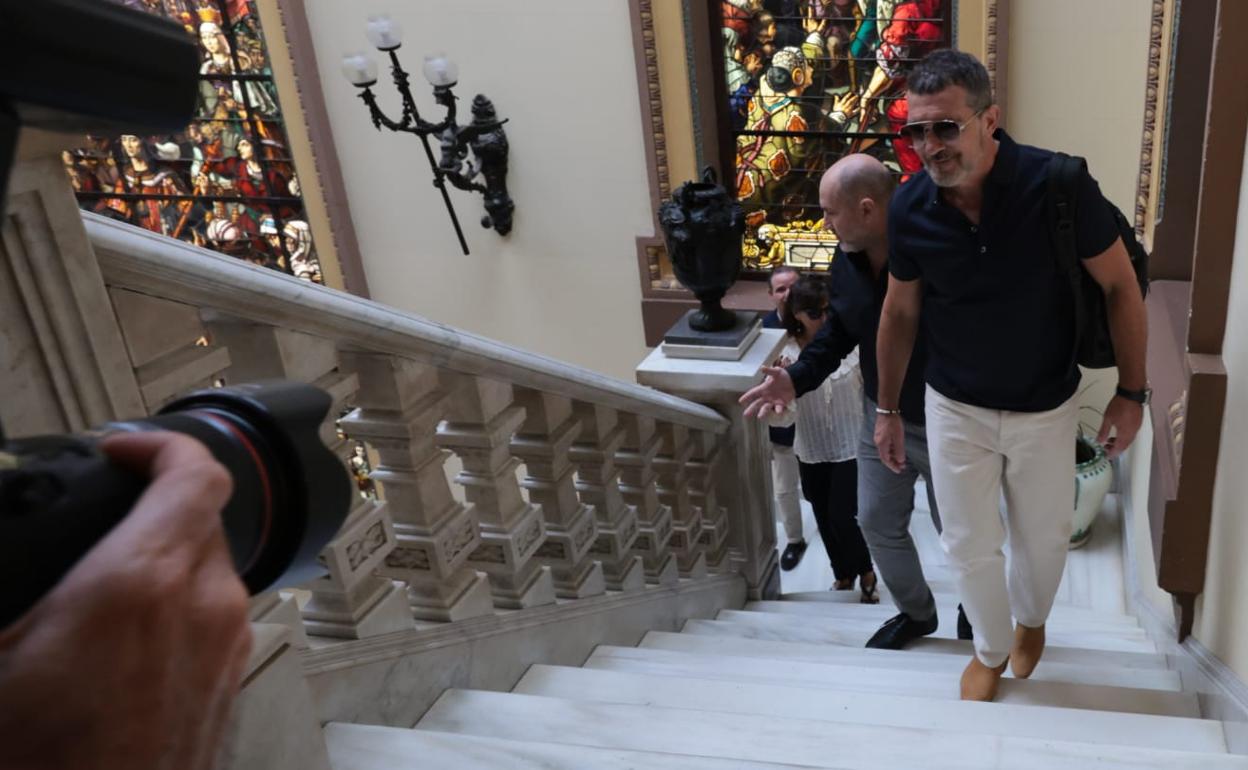 Antonio Banderas, a su llegada este viernes al Ayuntamiento.