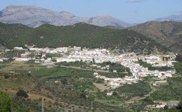 El pueblo está asentado en la falda de la sierra Blanquilla, que conecta con la de Aguas. 