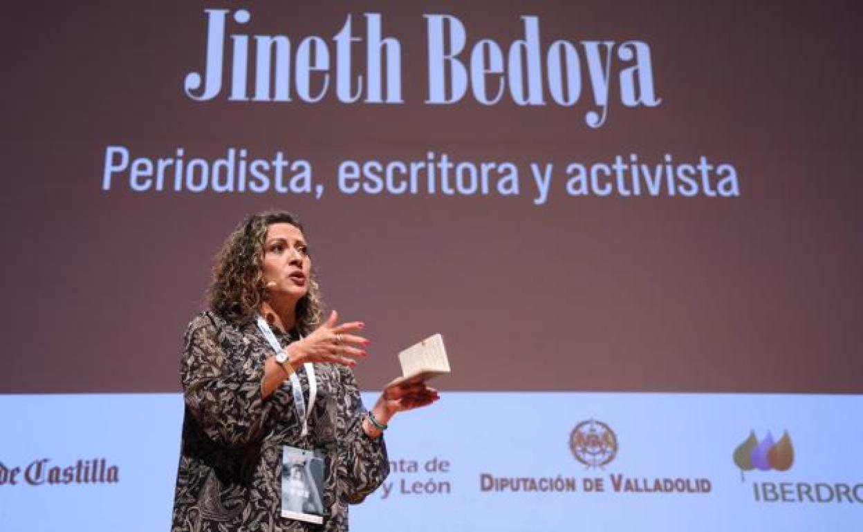La periodista Jineth Bedoya, durante su intervención en el II Congreso Internacional de Periodismo Miguel Delibes. 