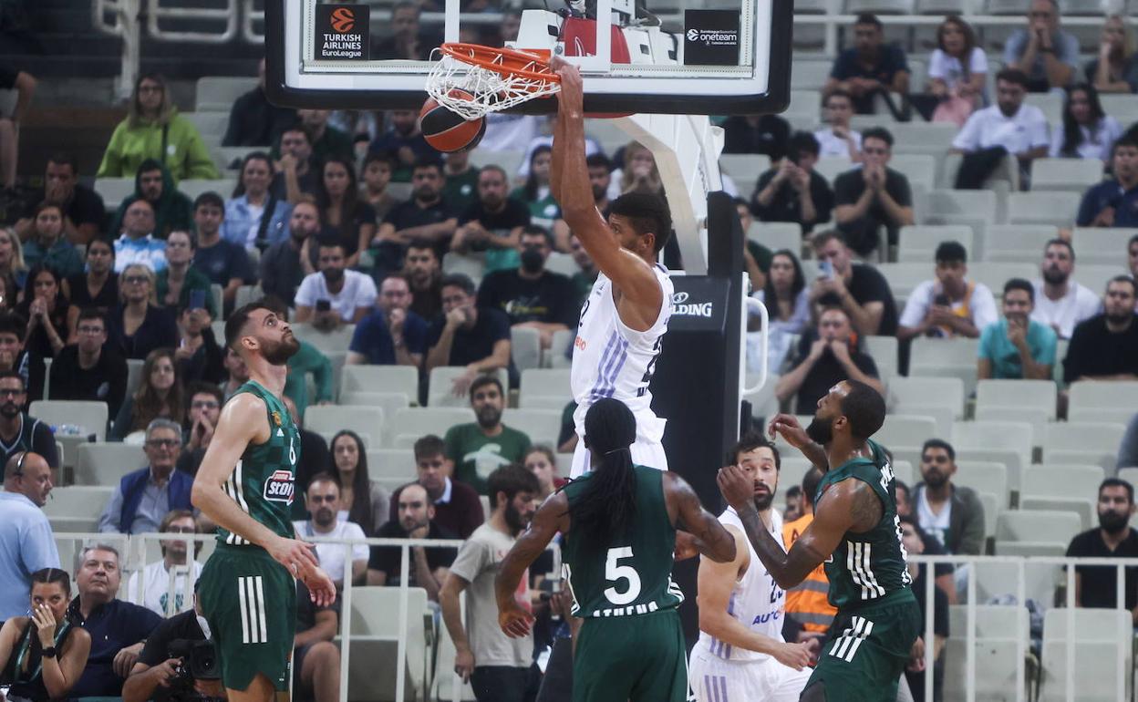 Un mate de Tavares en el duelo de Euroliga ante el Panathinaikos el jueves. 