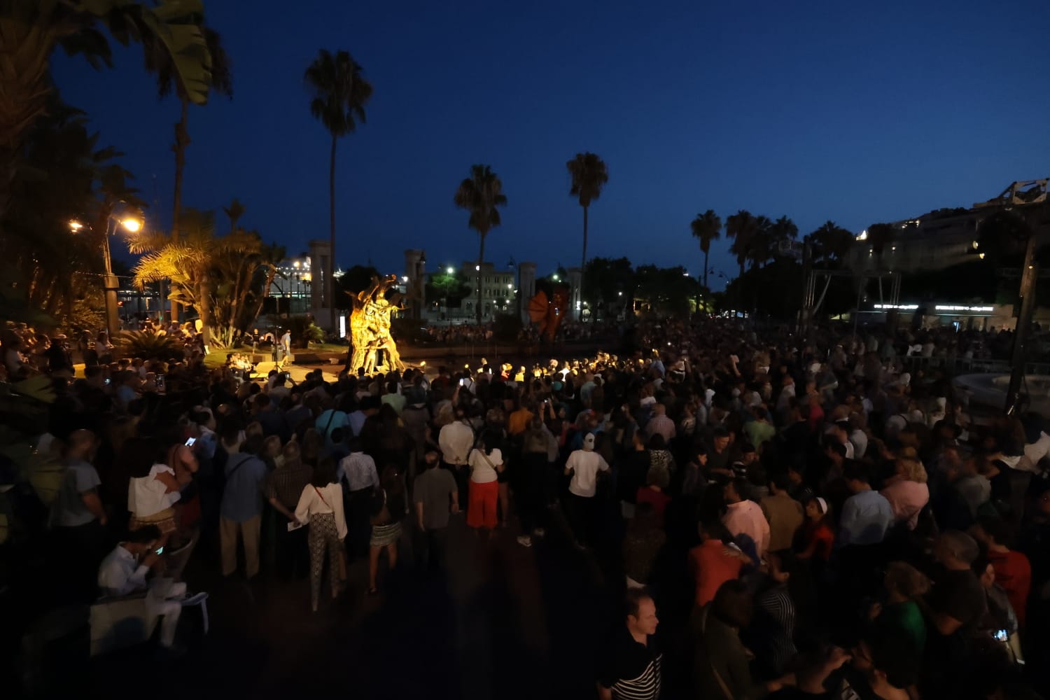 Un centenar de propuestas celebran el reencuentro de la ciudad con la fiesta cultural nocturna tras el largo parón de la pandemia