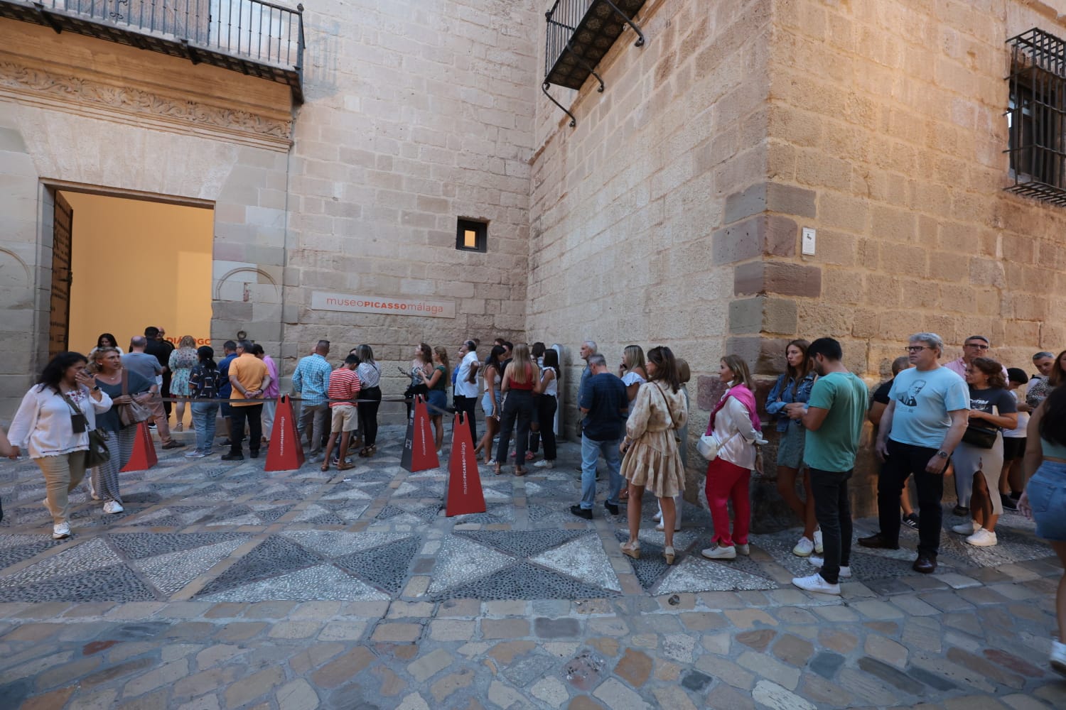 Un centenar de propuestas celebran el reencuentro de la ciudad con la fiesta cultural nocturna tras el largo parón de la pandemia