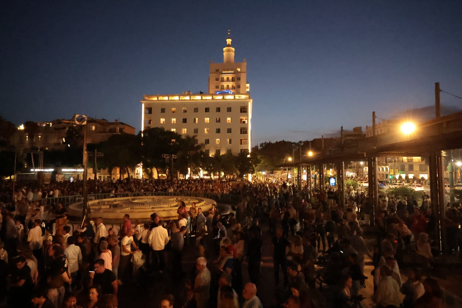 Un centenar de propuestas celebran el reencuentro de la ciudad con la fiesta cultural nocturna tras el largo parón de la pandemia