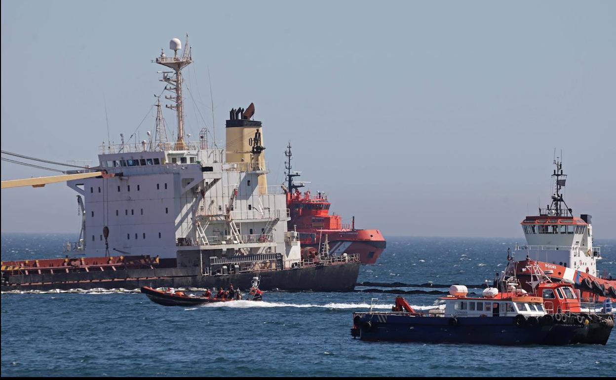 Imagen del carguero OS 35 y de las barcazas que hay a su alrededor