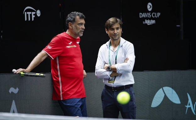 Sergi Bruguera dialoga con el director del torneo, David Ferrer. 