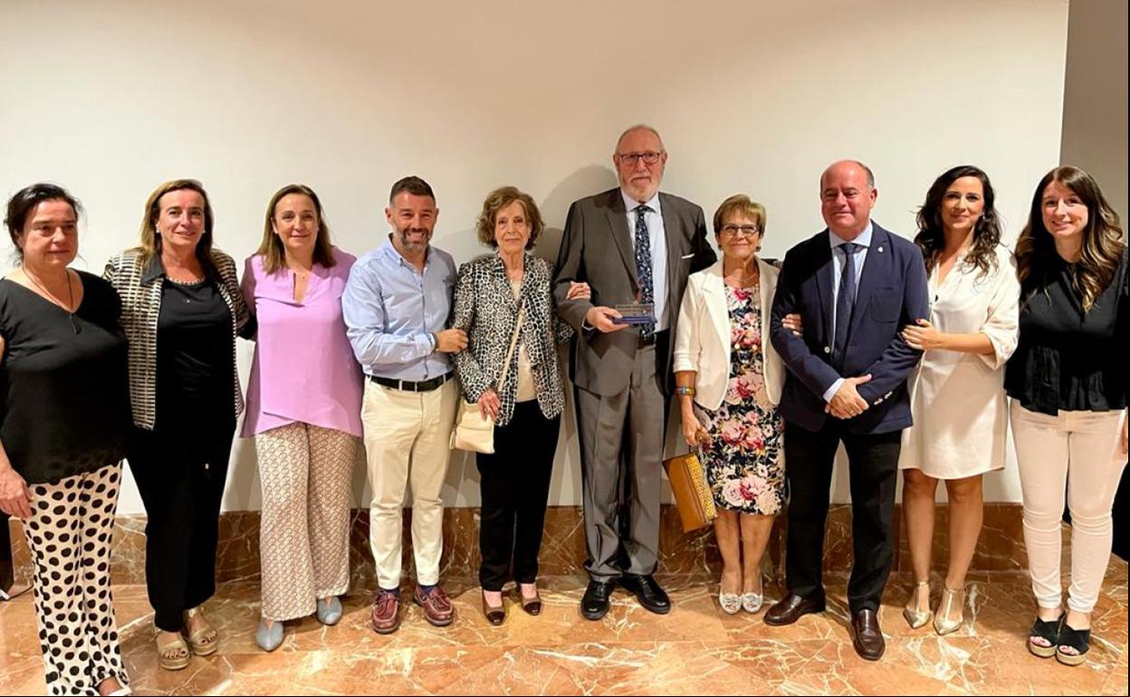 El galardonado en el centro con familiares del médico Jiménez Nieto e integrantes del PP en Antequera. 