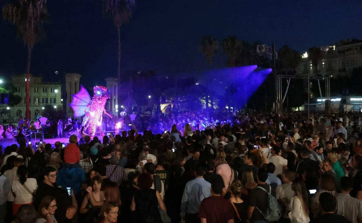 'Elements', recreación escénica de los cuatro elementos en la plaza de La Marina. 