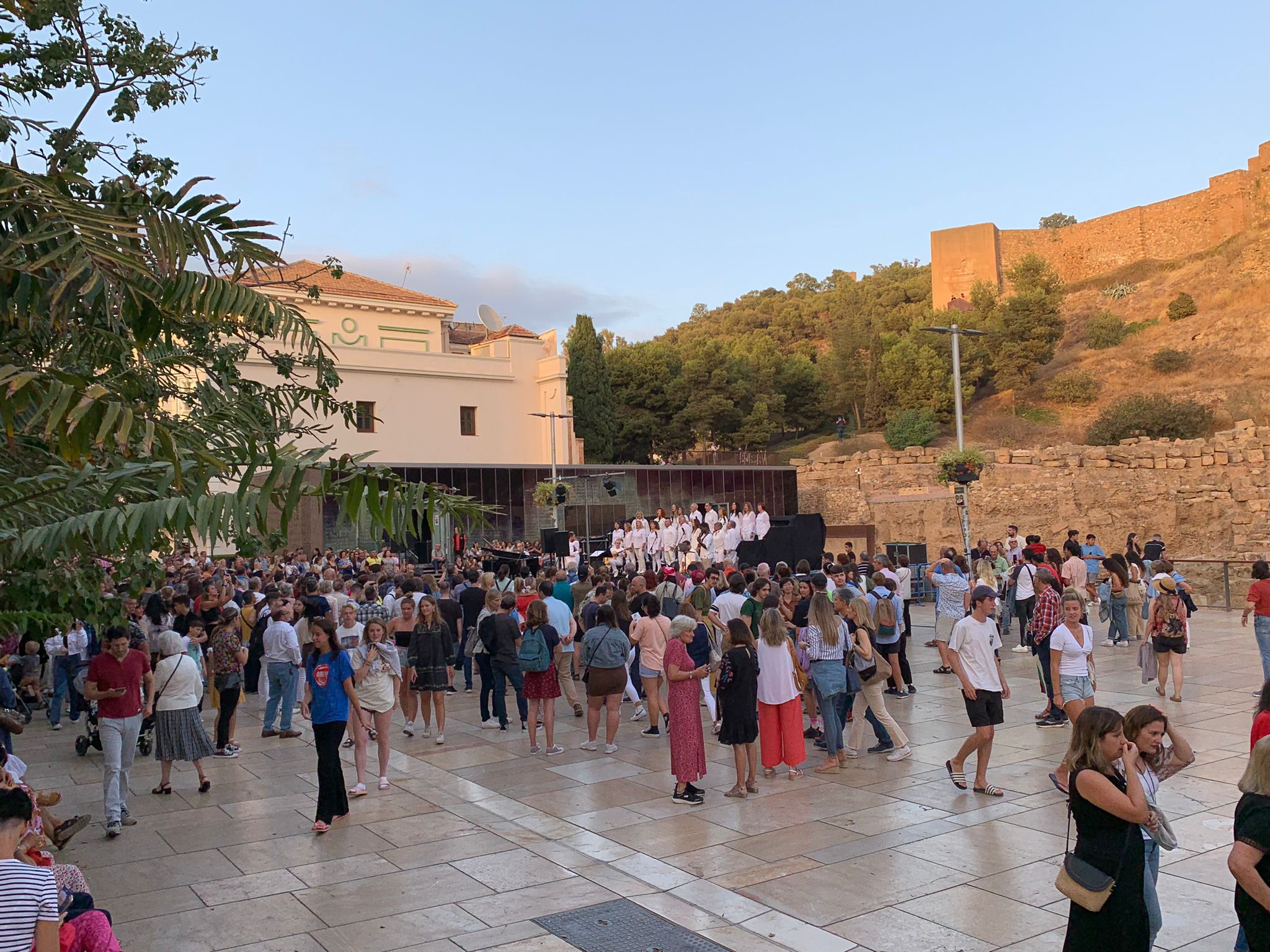 Un centenar de propuestas celebran el reencuentro de la ciudad con la fiesta cultural nocturna tras el largo parón de la pandemia