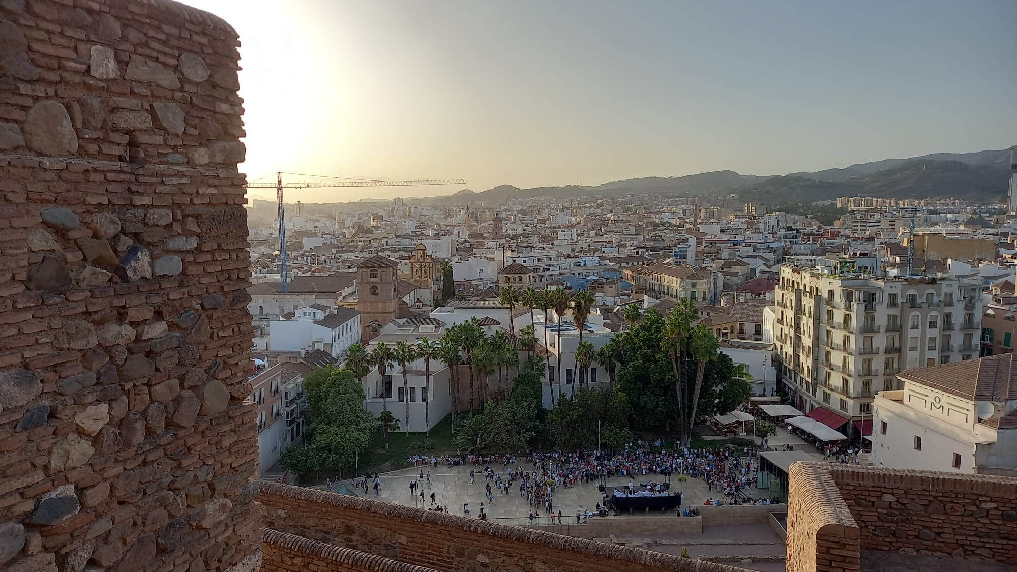 Un centenar de propuestas celebran el reencuentro de la ciudad con la fiesta cultural nocturna tras el largo parón de la pandemia