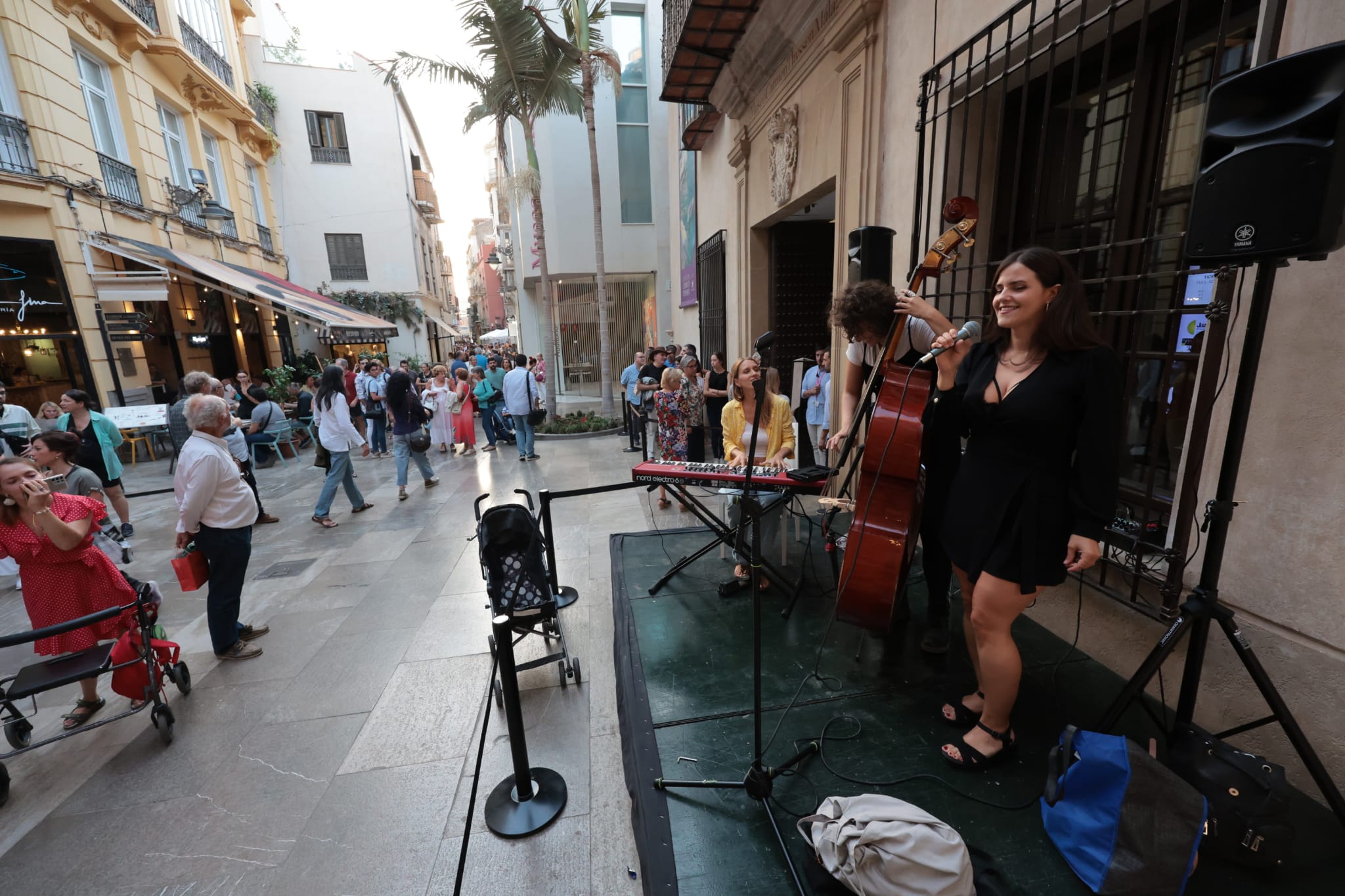 Un centenar de propuestas celebran el reencuentro de la ciudad con la fiesta cultural nocturna tras el largo parón de la pandemia