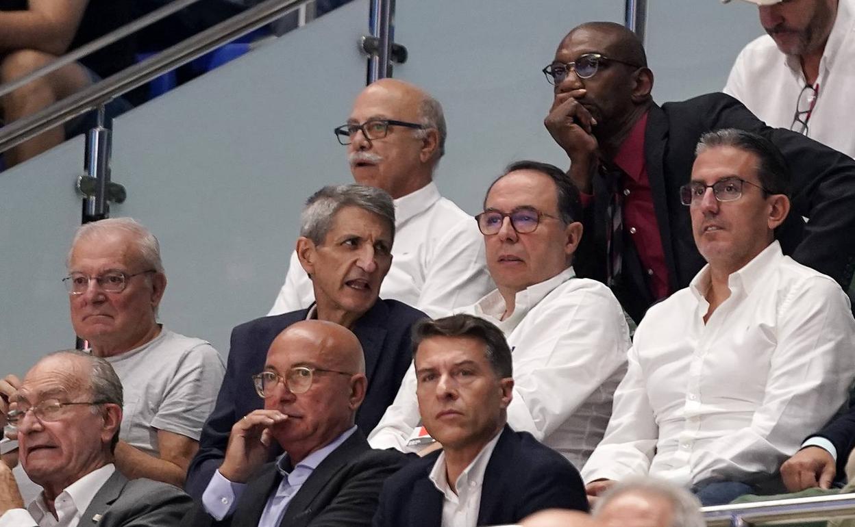 En la fila central de izquierda a derecha: Manuel Azuaga, José Manuel Domínguez, Rafael Domínguez de la Maza y Sergio Corral. 