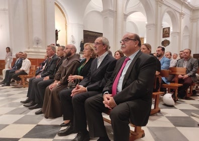 Imagen secundaria 1 - Tres imágenes del acto de presentación de la nueva enseña de la Agrupación de Cofradías de Vélez-Málaga. 