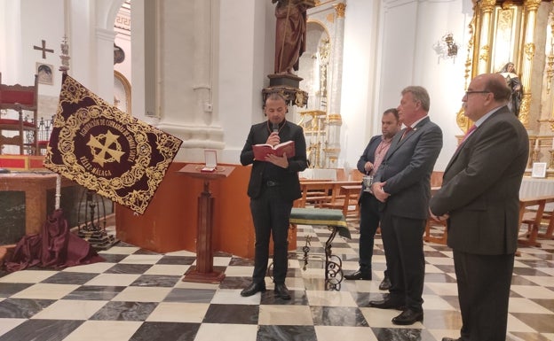 Imagen principal - Tres imágenes del acto de presentación de la nueva enseña de la Agrupación de Cofradías de Vélez-Málaga. 