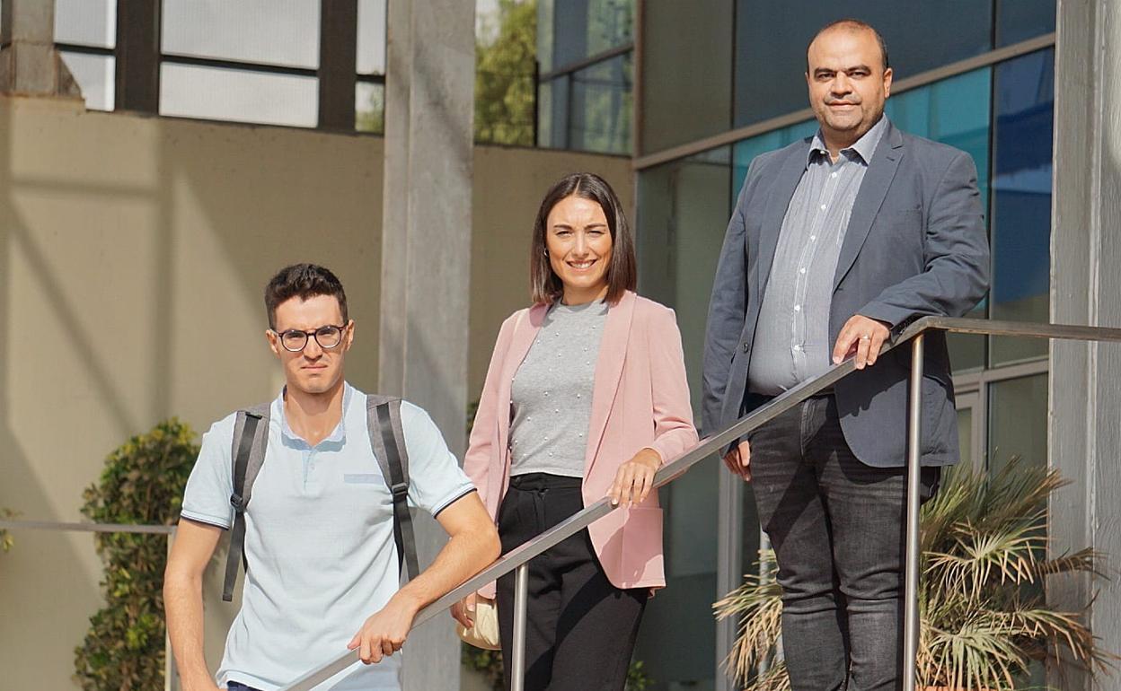 Adam Monsef Cano El Berry y Mar Durán, jóvenes contratados gracias a este plan, y Miguel Pulido, empresario. 