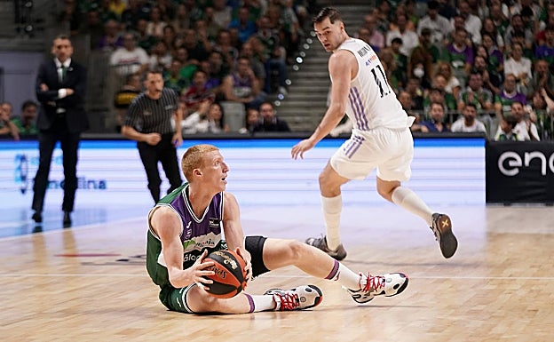 Una acción defensiva clásica de Alberto Díaz yendo al suelo ante los blancos. 