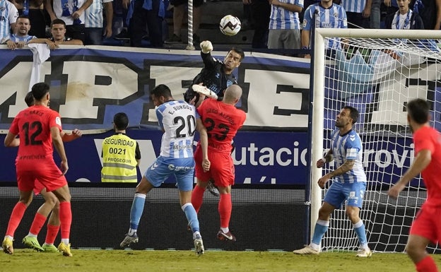 Manolo Reina despeja de puños en el partido ante el Andorra. 