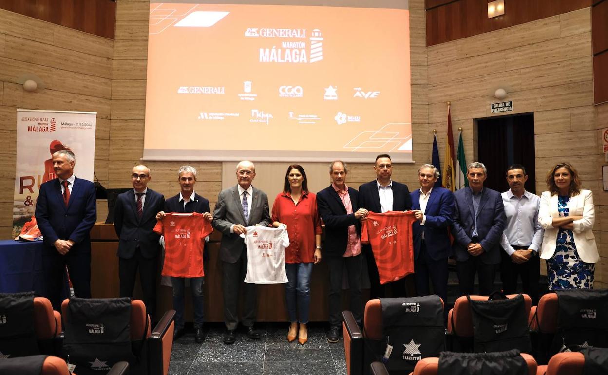 Autoridades, organización y patrocinadores de la Generali Maratón Málaga, en la presentación del evento que se celebrará en diciembre. 