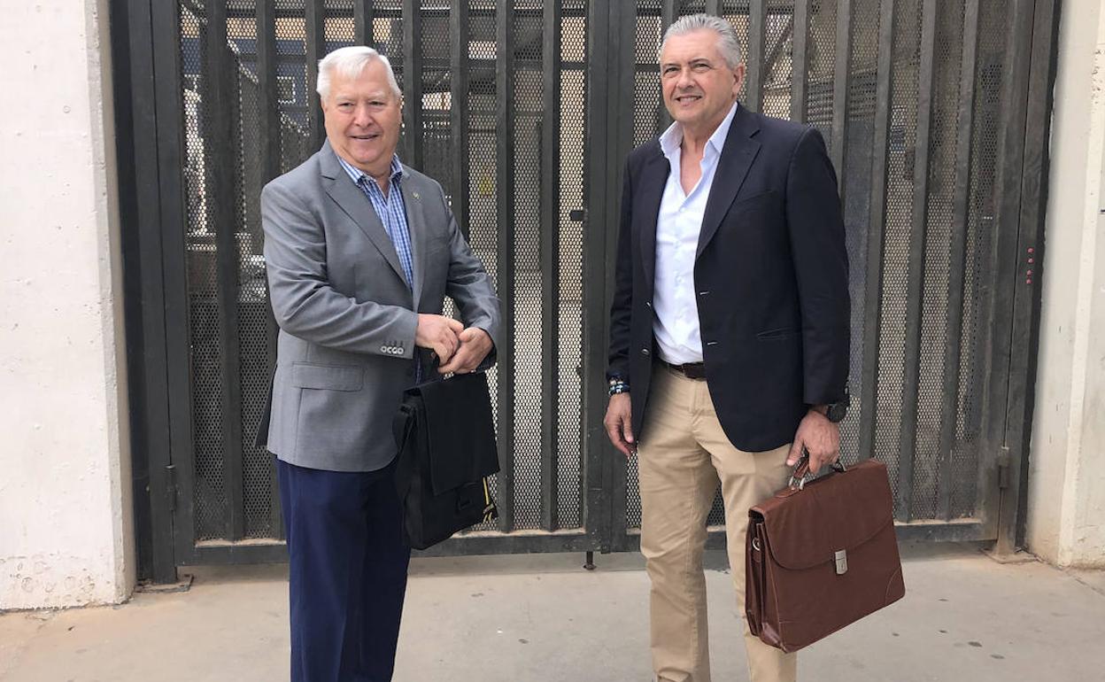 Antonio Aguilera, a la izquierda, junto al abogado Francisco Valverde. 